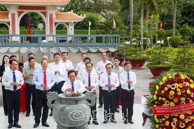 Phó Thủ tướng Chính phủ Hồ Quốc Dũng viếng Khu tưởng niệm Chủ tịch Hồ Chí Minh tại Cà Mau