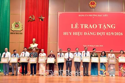 303 đảng viên phường Bạc Liêu vinh dự nhận Huy hiệu Đảng