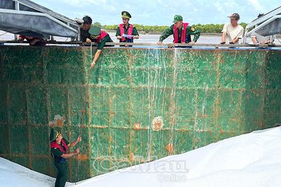 Phát hiện sà lan chở hơn 405 tấn phân Urê không rõ nguồn gốc