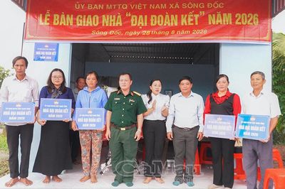 Xã Sông Đốc bàn giao 16 căn nhà Đại đoàn kết cho hộ khó khăn
