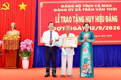 Xã Trần Văn Thời trao Huy hiệu Đảng cho hơn 100 đảng viên cao niên