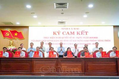 Chủ tịch UBND 64 xã, phường ký cam kết đưa đường bê tông về từng xóm, ấp