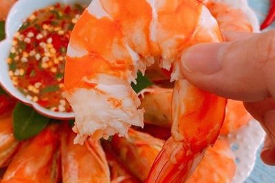 Luộc tôm nên dùng nước sôi hay nước lạnh sẽ ngon hơn?