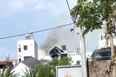 Phát hiện hai cha con tử vong trong phòng vệ sinh căn nhà bị cháy, hiện trường đau lòng