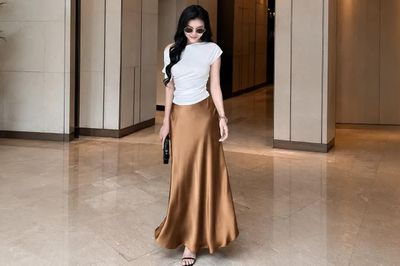 Chân váy lụa đang là 'vũ khí' mặc đẹp đầu Thu: 5 công thức ai cũng có thể áp dụng