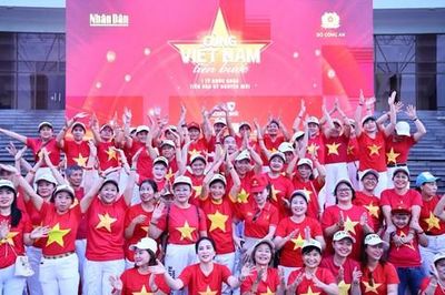 'Cùng Việt Nam tiến bước' 2026:  Lực lượng Công an cùng Nhân dân TPHCM lan tỏa tinh thần yêu nước và lối sống xanh
