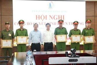 TPHCM: Khen thưởng đột xuất lực lượng tham gia triệt xóa tụ điểm ma túy tại ấp Bến Ván
