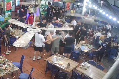 Trêu ghẹo cô gái tại quán ăn, nhóm thanh niên còn hành hung bạn trai