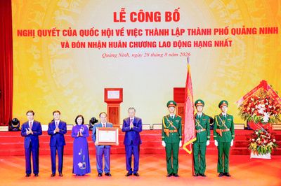 Tổng Bí thư, Chủ tịch nước trao Nghị quyết thành lập thành phố Quảng Ninh