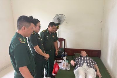 Cứu du khách người Mỹ ngã quỵ ở Cửa khẩu quốc tế Lao Bảo