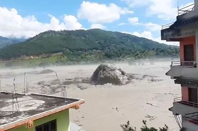 Video khoảnh khắc lũ bùn như sóng thần cuốn trôi đá khổng lồ