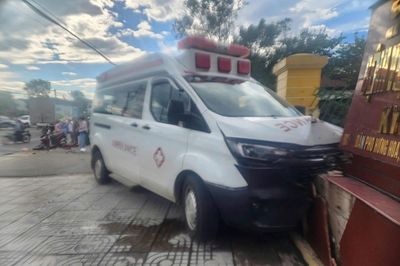 Xe cứu thương va chạm xe máy trên quốc lộ, tông đổ tường rào bệnh viện ở Hà Tĩnh
