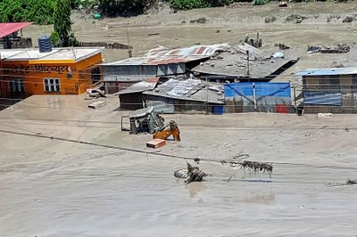 Nepal chạy đua giải cứu hơn 100 công nhân mắc kẹt trong đường hầm