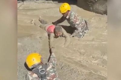 Video cứu nạn nhân khỏi đường hầm ngập bùn sau lũ quét kinh hoàng ở Nepal