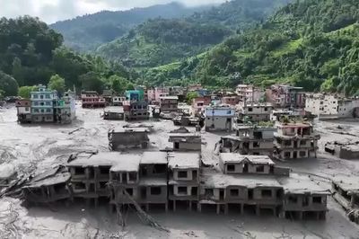 Nepal chạy đua cứu hộ sau lũ quét, hàng trăm du khách nước ngoài vẫn mất tích