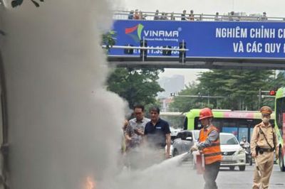Hà Nội: Xe máy bất ngờ bốc cháy giữa đường