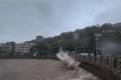 Bão Saudel đổ bộ miền Đông Trung Quốc, cảnh báo đỏ được ban bố