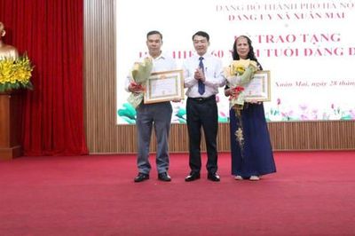 Xã Xuân Mai trao Huy hiệu Đảng đợt 2-9