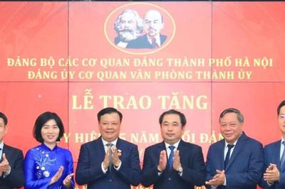Bí thư Thành ủy trao Huy hiệu Đảng đợt 2-9