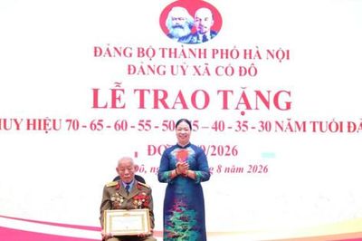 Đảng uỷ xã Cổ Đô tổ chức trao tặng Huy hiệu Đảng đợt 2-9