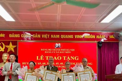 Xã Hát Môn trao tặng, truy tặng Huy hiệu Đảng đợt 2-9