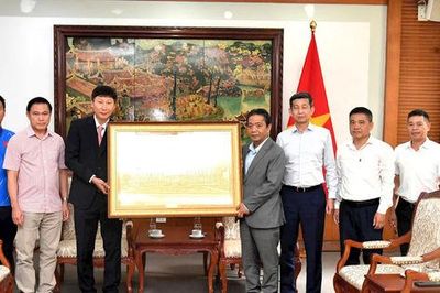 Trao quà của Thủ tướng Lê Minh Hưng tặng đội tuyển bóng đá nam Việt Nam