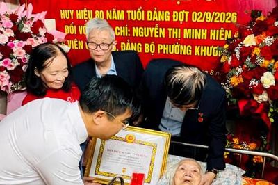 Phường Khương Đình trao Huy hiệu 80 năm tuổi Đảng tặng đảng viên lão thành