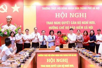 Thường trực HĐND thành phố Hà Nội trao nghị quyết nghỉ hưu với đồng chí Hồ Vân Nga