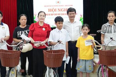 Phường Văn Miếu - Quốc Tử Giám: Tặng xe đạp cho học sinh vượt khó vươn lên