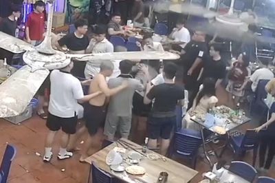 Hà Nội: Nhóm thanh niên trêu ghẹo cô gái, hành hung người bạn trai ngay giữa quán ăn ở Hà Nội