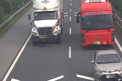 CSGT xử lý 9 tài xế xe khách không giữ khoảng cách an toàn trên cao tốc