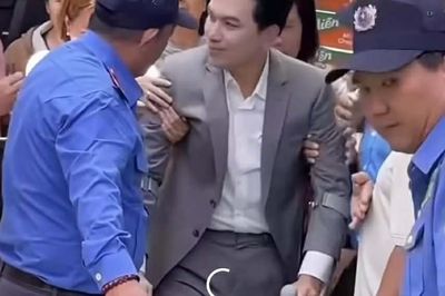 Ca sĩ Mạnh Quỳnh chống nạng xuất hiện tại chùa Thanh Sơn sau chấn thương vỡ xương mắt cá chân