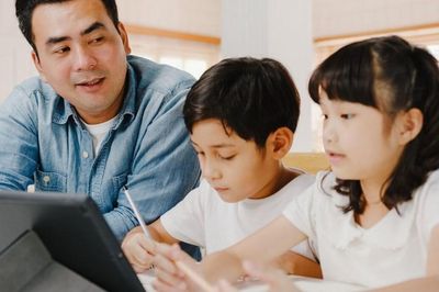 Thay vì giằng điện thoại khỏi tay con, cha mẹ EQ cao làm 3 việc