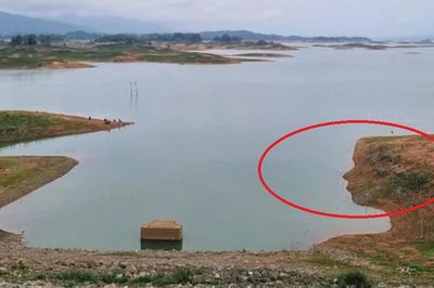 'Hiện tượng lạ' xuất hiện ở đập nước, người dân ùn ùn kéo đến xem