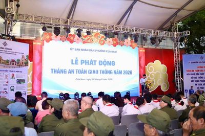 Phường Cửa Nam: Một hàng xe dừng đỗ có thể thành 'nút thắt' giao thông