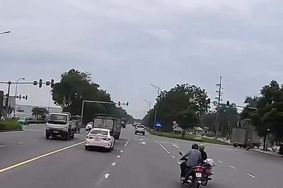 Thót tim cảnh nữ tài xế xe máy cắt chéo 3 làn, tạt đầu xe khác