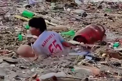 Kinh hoàng cảnh nạn nhân trận lũ quét ở Nepal bơi trong đống hoang tàn