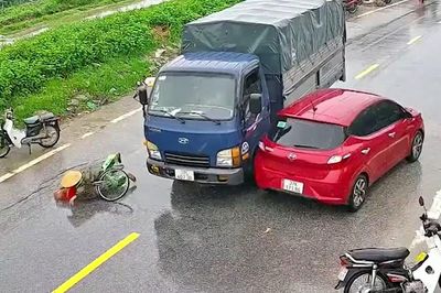 Sang đường thiếu quan sát, người phụ nữ bị xe tải húc ngã