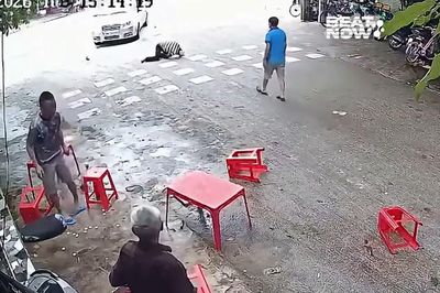 5 người đàn ông đang chơi cờ, bất ngờ 'nháo nhào' vì sự cố bất ngờ