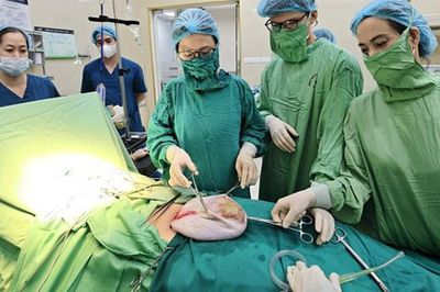 Bé gái bụng to bất thường, cảnh giác với khối u buồng trứng