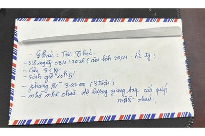 Xót xa bé trai hơn 7 tháng tuổi bị bỏ rơi trước cổng chùa
