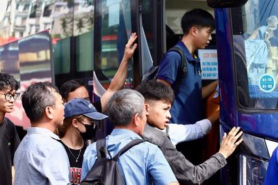 Trước nghỉ lễ 2/9: Các bến xe đông khách, chuyến về miền Trung kín chỗ