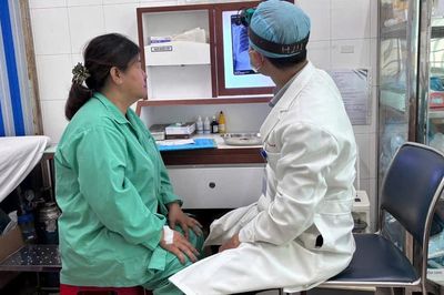 Ho sặc 30 phút sau bữa ăn, phát hiện xương cá hình chữ T mắc trong khí quản