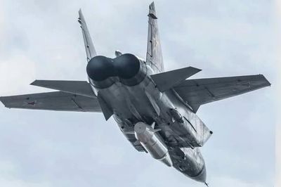 MiG-31K: Vì sao Nga biến tiêm kích đánh chặn thành máy bay mang Kinzhal?