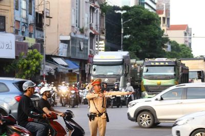 Không nghỉ lễ, Cảnh sát giao thông Hà Nội căng mình giữ nhịp giao thông cửa ngõ Thủ đô