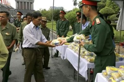 Hà Nội tặng quà người dân, du khách viếng Lăng Bác