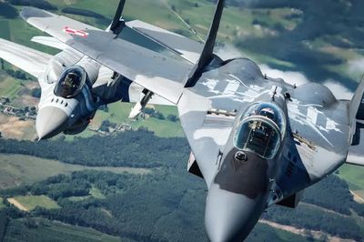 MiG-29 và F-16: Hai tiêm kích hạng nhẹ nhưng khác nhau thế nào?