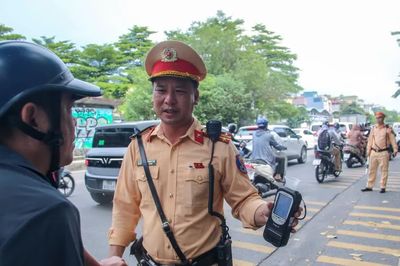 Nghỉ lễ, Cảnh sát giao thông Hà Nội 'quét' nồng độ cồn: Đã uống rượu, bia - Không lái xe