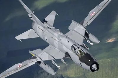 Su-17: Vì sao Sukhoi biến cánh xuôi thành cánh cụp biến đổi?