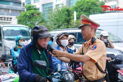 CSGT Hà Nội siết kiểm tra nồng độ cồn ngay ngày đầu nghỉ lễ